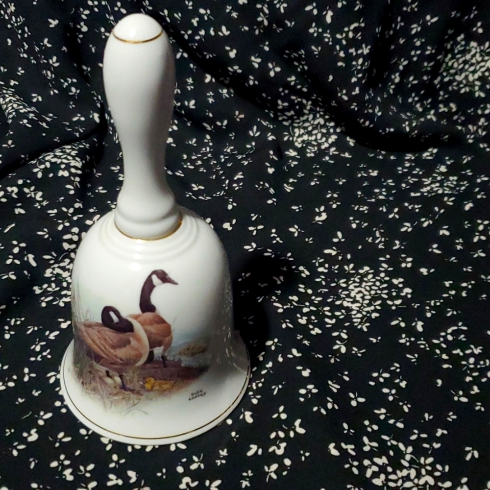 Viletta Porcelain Bell – Glen Loates Collection – Canadian Geese with Nest
